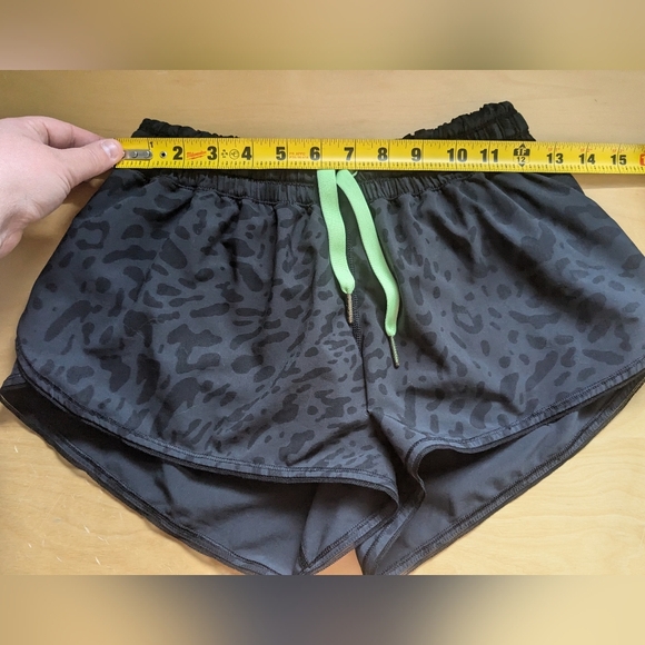 Lululemon Seek The Heat Short Color Animal Swirl Deep Coal Black Size 6 W7C89S - Picture 12 of 13